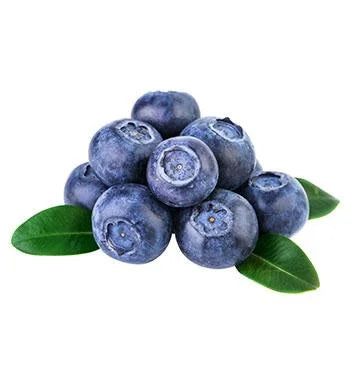 Ein kleiner Haufen frischer Blaubeeren mit drei grünen Blättern auf weißem Hintergrund.