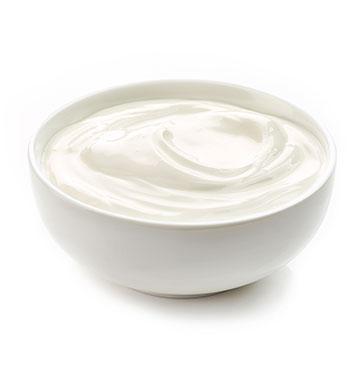 Eine weiße Schüssel mit Naturjoghurt