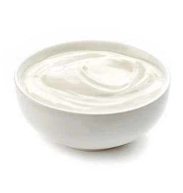 Eine weiße Schale, gefüllt mit einfachem, cremigem Joghurt vor weißem Hintergrund.