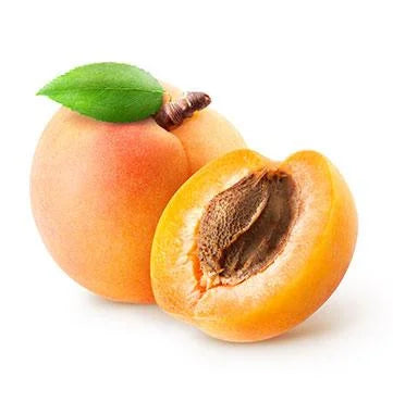 Eine ganze Aprikose mit grünem Blatt neben einer halbierten Aprikose mit Kern, auf weißem Hintergrund.