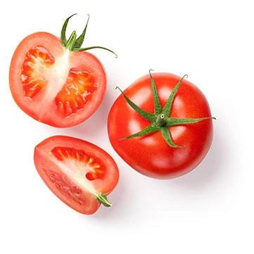 Ganze Tomate und zwei Tomatenhälften auf weißem Hintergrund.