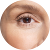 Nahaufnahme eines weiblichen Auges. Das Auge ist braun. 
