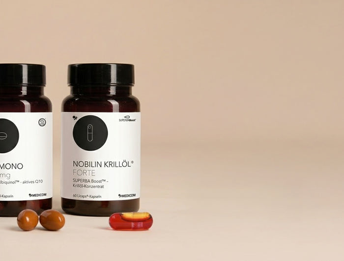 Die drei Medicom Bestseller als Produktdose abgebildet: Nobilin Q10 Multivitamin®, QH  Mono 100 mg, Nobilin Krillöl® Forte und die Kapseln davor, eine Soft-Gel-Kapsel und eine Licaps®-Kapsel.