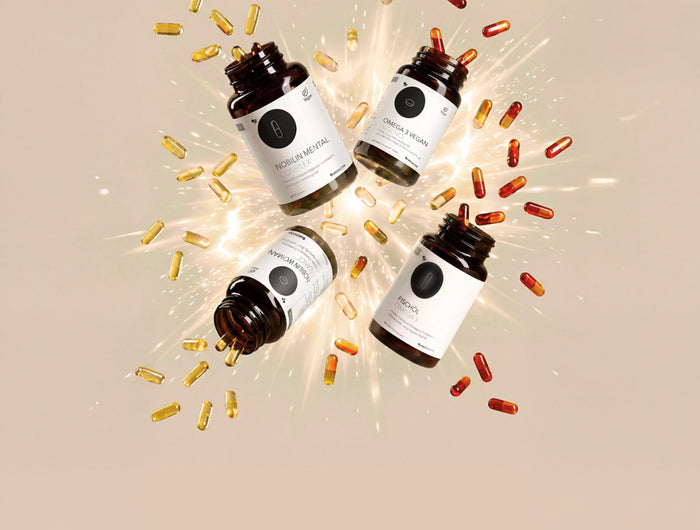 Vier geöffnete Produktdosen von Medicom, aus denen Kapseln fliegen. Das ist das Bild zum Black Friday Sale von Medicom 2025