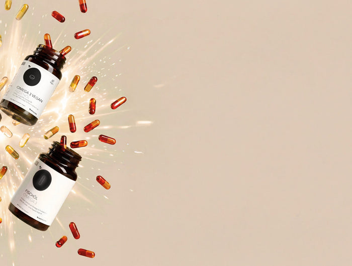 Einige Produktdosen von Medicom aus denen Kapseln fliegen. Im Hintergrund sieht man Blitzlichter. Das ist das Bild zum Black Friday Sale von Medicom 2025