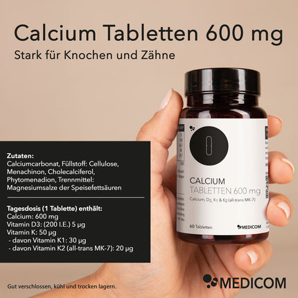 Eine Frauenhand hält eine Produktdose von Calcium Tabletten 600 mg in der Hand. Produktinformationen zu Calcium Tabletten 600 mg von Medicom mit den Anwendungsgebieten: Stark für Knochen und Zähne und mit genauer Angabe von Zutaten und Tagesdosis sowie Aufbewahrungsempfehlung.