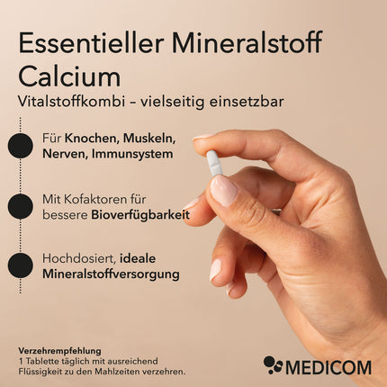 Finger halten eine Tablette von Calcium Tabletten 600. Produktinformationen zu Calcium Tabletten 600 mg von Medicom: Essentieller Mineralstoff Calcium. Auflistung von Produktmerkmalen: für Knochen, Muskeln, Nerven, Immunsystem, mit Kofaktoren für bessere Bioverfügbarkeit, hochdosiert, ideale Mineralstoffversorgung. Verzehrempfehlung: 1 Tablette täglich mit ausreichend Flüssigkeit zu den Mahlzeiten verzehren.