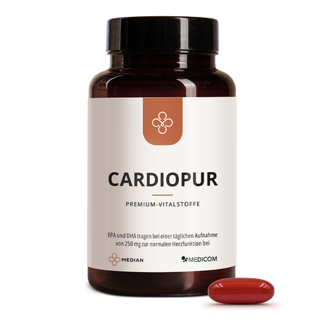 A brown bottle labeled Median Cardiopur with a red Cardiopur-Kapseln, containing Omega-3-Fettsäuren, is placed in front of it on a white background.
