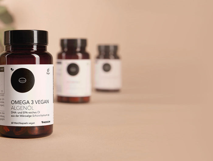 Bild der Medicom-Dosen mit Omega 3 Vegan Algenöl im Vordergrund
