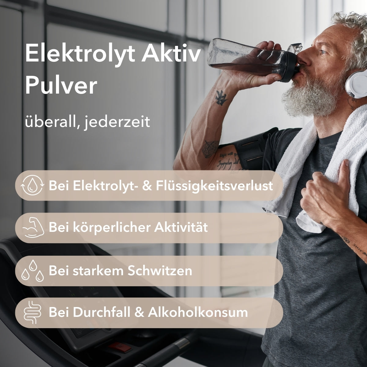 Ein Mann mit grauem Bart trinkt Wasser auf einem Laufband. Rechts im Bild Produktinformationen mit Anwendungsgebieten zu Elektrolyt Aktiv zur Unterstützung bei körperlicher  Aktivität, bei Elektrolyt- und Flüssigkeitsverlust, bei starkem Schwitzen, bei Durchfall und Alkoholkonsum.
