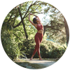 Eine Frau in Yogakleidung macht eine Dehnübung