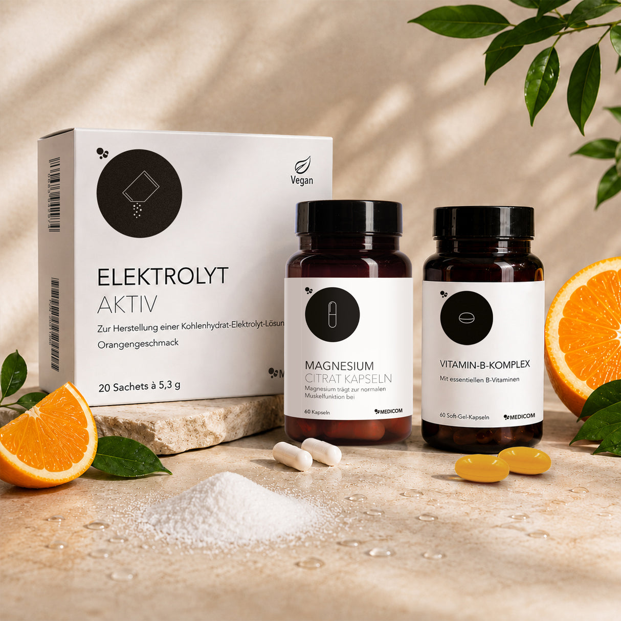 Nahrungsergänzungsmittel Begleitset GLP-1 Hydration & Schwindel – erhältlich als Pulver und Tabletten. Elektrolyt Aktiv mit erfrischendem Orangengeschmack – bieten ideale Unterstützung für den Elektrolythaushalt und die Flüssigkeitszufuhr. Im Vordergrund sieht man das Elektrolytpulver, Kapseln und Soft-Gel-Kapseln im Vordergrund.