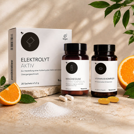 Nahrungsergänzungsmittel Begleitset GLP-1 Hydration & Schwindel – erhältlich als Pulver und Tabletten. Elektrolyt Aktiv mit erfrischendem Orangengeschmack – bieten ideale Unterstützung für den Elektrolythaushalt und die Flüssigkeitszufuhr. Im Vordergrund sieht man das Elektrolytpulver, Kapseln und Soft-Gel-Kapseln im Vordergrund.