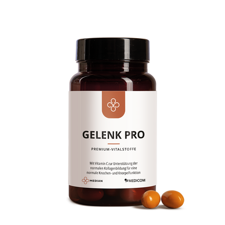 Eine Flasche mit der Aufschrift Median Gelenk Pro von Medicom und drei braune Kapseln mit Curcumin-Konzentrat sind auf weißem Hintergrund zu sehen.