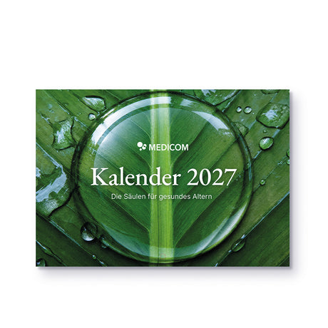 Grünes Blatt mit Wassertropfen und Linseneffekt, Text lautet: „Kalender 2027 – Ihr Geschenk von Medicom, Die Säulen für gesundes Altern“.