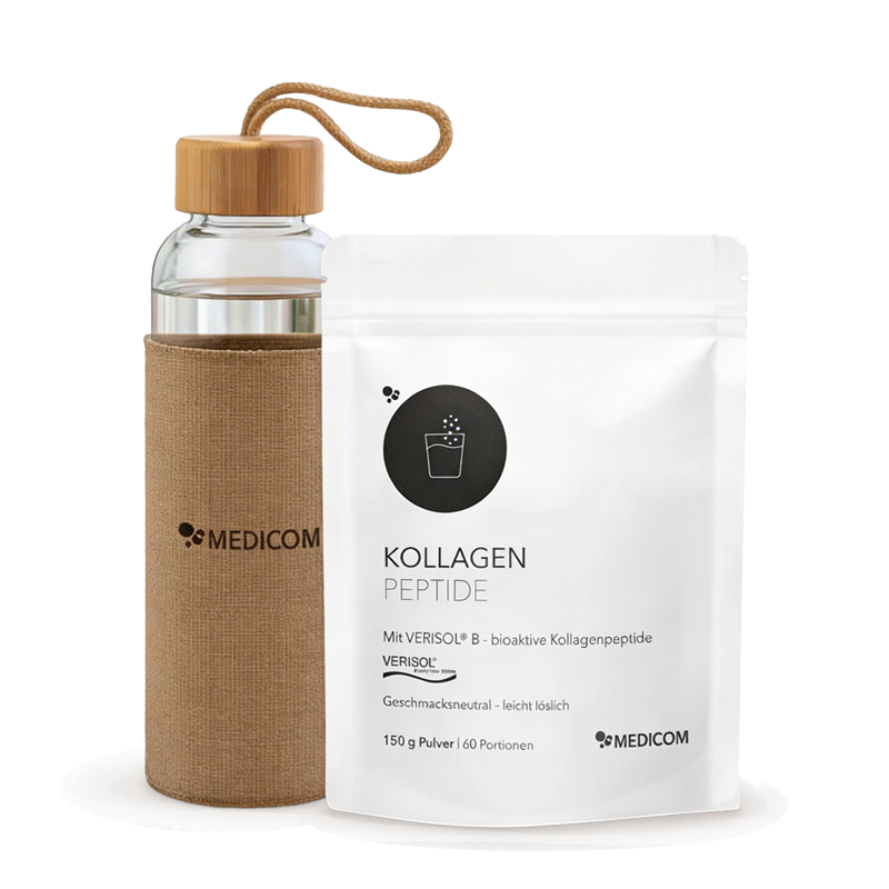 Neben einem weißen Beutel mit der Aufschrift "Kollagen Aktiv-Bundle" von Medicom steht eine gläserne Wasserflasche mit einer Hülle.