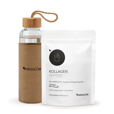 Neben einem weißen Beutel mit der Aufschrift "Kollagen Aktiv-Bundle" von Medicom steht eine gläserne Wasserflasche mit einer Hülle.