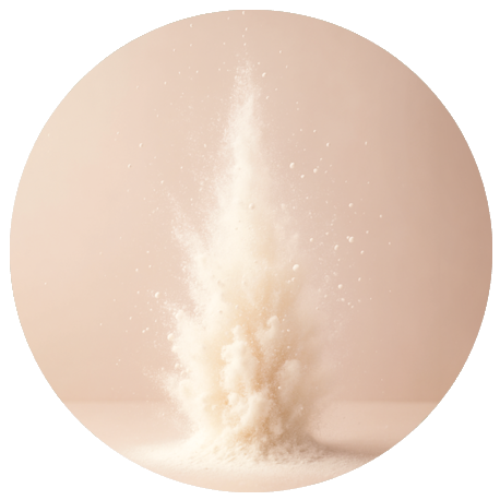 Ein Ausbruch von weißem Puder, der eine Wolke vor einem weichen beigen Hintergrund bildet.