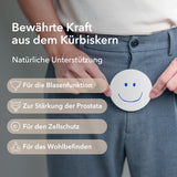 Ein Mann hält sich einen Smiley aus Papier vor seinen Beckenbodenbereich. Informationen zu dem Produkt Kürbiskern von Medicom  wie bewährte Kraft aus dem Kürbiskern, natürliche Unterstützung, für die Blasenfunktion, zur Stärkung der Prostata, für den Zellschutz und für das Wohlbefinden
