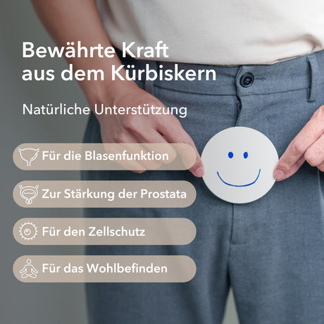 Ein Mann hält sich einen Smiley aus Papier vor seinen Beckenbodenbereich. Informationen zu dem Produkt Kürbiskern von Medicom  wie bewährte Kraft aus dem Kürbiskern, natürliche Unterstützung, für die Blasenfunktion, zur Stärkung der Prostata, für den Zellschutz und für das Wohlbefinden