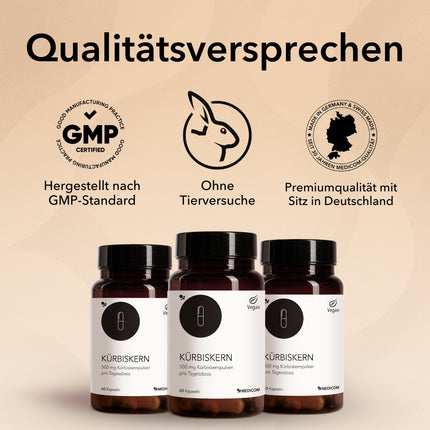 Drei Produktdosen von Kürbiskern in der Mitte des Bildes mit Qualitätssiegeln und Zertifikaten wie GMP Certified, ohne Tierversuche und Premiumqualität mit Sitz in Deutschland  

 
