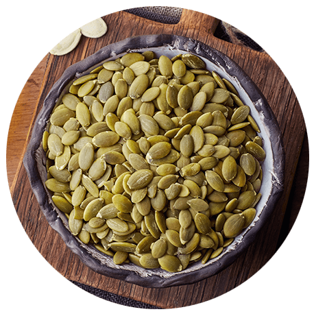 Grüne Kürbiskerne in einer Schale