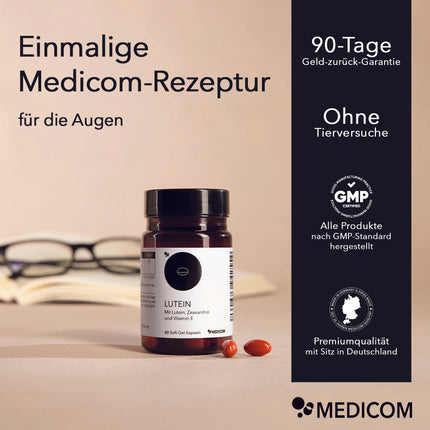 Produktinformationen zu Lutein von Medicom mit der Produktdose und zwei Kapseln im Vordergrund. Auflistung der Qualitätssiegel und Zertifikate von Medicom. Im Hintergrund eine Lesebrille und ein Buch, davor die Produktdose von Lutein und zwei Kapseln im Vordergrund