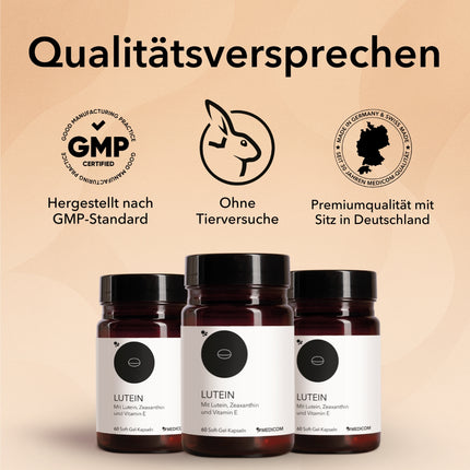 Produktinformationen zu Lutein von Medicom mit der Produktdose und zwei Kapseln im Vordergrund. Auflistung der Qualitätssiegel und Zertifikate von Medicom. Im Hintergrund eine Lesebrille und ein Buch, davor die Produktdose von Lutein und zwei Kapseln im Vordergrund