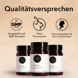 Das Qualitätsversprechen von Medicom mit drei Icons von Medicom: hergestellt nach GMP-Standard, ohne Tierversuche, Premiumqualität mit Sitz in Deutschland. Drei Produktdosen von Lutein unten abgebildet.