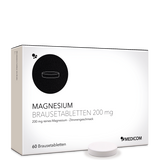 Die Produktverpackung von Magnesium Brausetabletten 200 mg von Medicom mit einer Brausetablette im Vordergrund
