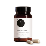 Die Produktdose von Magnesium Citrat Kapseln von Medicom mit zwei Kapseln im Vordergrund
