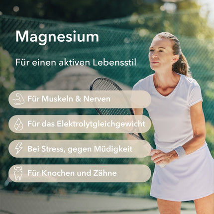 Eine Frau im mittleren Alter spielt Tennis (rechts im Bild). Produktinformationen zu Magnesium Direkt Sticks 400 mg von Medicom mit vier Anwendungsgebieten zu Magnesium: für einen aktiven Lebensstil, für Muskeln & Nerven, für das Elektrolytgleichgewicht, bei Stress, gegen Müdigkeit, für Knochen und Zähne 