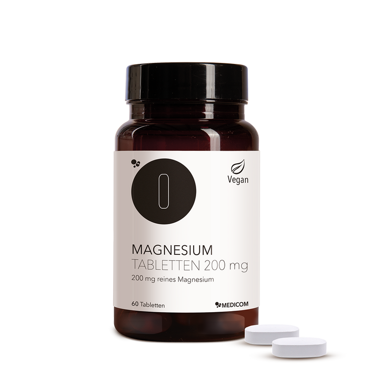 Produkt Magnesium Tablette 200 mg von Medicom in der Vorderansicht. 2 Tabletten des Produktes im Vordergrund.