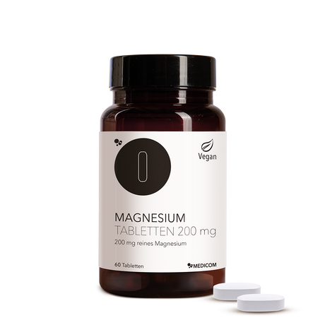 Produkt Magnesium Tablette 200 mg von Medicom in der Vorderansicht. 2 Tabletten des Produktes im Vordergrund.
