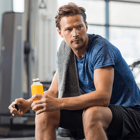 Ein junger Mann im Fitnessstudio