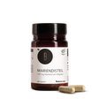 Eine braune Flasche mit der Aufschrift Mariendistel und zwei Kapseln daneben auf weißem Hintergrund.