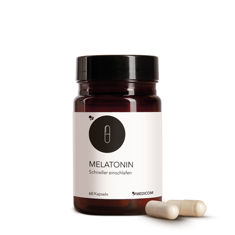 Die Produktdose von Melatonin von Medicom mit 2 Kapseln vor der braunen Dose mit schwarzem Deckel