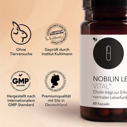 Die Produktdose von Nobilin Leber Vital® mit zwei Kapseln im Vordergrund (links mittig im Bild). Informationen mit Qualitätssiegeln und Zertifikaten wie Institut Kuhlmann (rechts im Bild).