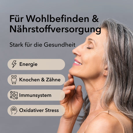 Produktinformationen zu Nobilin Multivital® mit Anwendungsgebieten: Energie, Knochen & Zähne, Immunsystem, oxidativer Stress. Eine Frau mittleren Alters in der Seitenansicht mit geschlossenen Augen und einem Lächeln im Gesicht.
