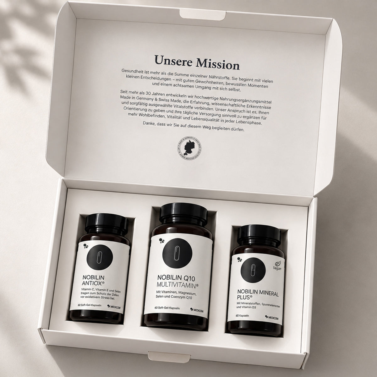Offene Medicom-Box mit den drei Produktdosen aus Nobilin Premium in Einlegern. Elegant, sicher und ordentlich präsentiert.