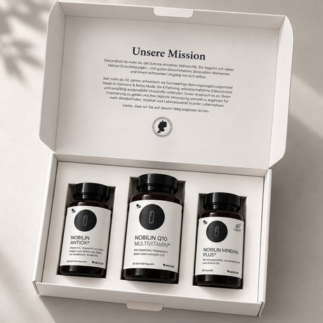 Offene Medicom-Box mit den drei Produktdosen aus Nobilin Premium in Einlegern. Elegant, sicher und ordentlich präsentiert.