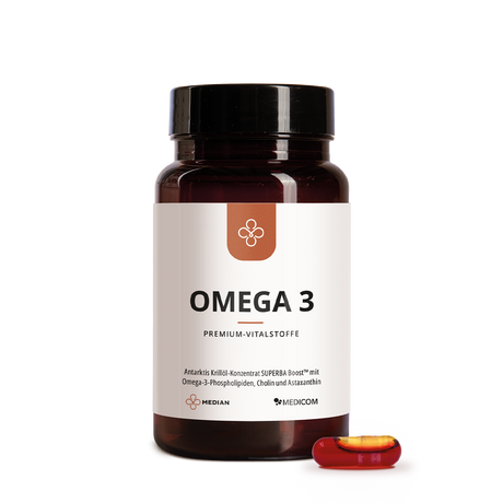 Eine Flasche mit der Aufschrift Median Omega 3 von Medicom mit einer einzelnen roten und gelben Kapsel daneben auf weißem Hintergrund, die die Vorteile von Omega-3-Fettsäuren aus Krillöl oder Fischöl hervorhebt.