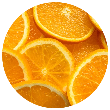 Nahaufnahme mehrerer überlappender Orangenscheiben, die leuchtend orangefarbenes Fruchtfleisch und strukturierte Schale zeigen.