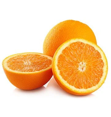 Zwei ganze Orangen und eine halbierte Orange mit saftigem Fruchtfleisch und leuchtend oranger Farbe.