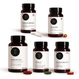 Nobilin Premium Selection Advance, Produktkombination aus fünf Produkten in der neuen Produktdose: Nobilin Q10 Multivitamin® , Nobilin Mineral Plus®, Nobilin Antiox® , Nobilin Krillöl® Forte  und QH Mono 100 mg in der Dose. Vor den Produkten sieht man jeweils die Kapseln.