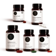 Nobilin Premium Selection Gold: Die sinnvoll dosierte Produktkombination von Medicom mit Nobilin Q10 Multivitamin®, QH Mono 50 mg, Nobilin Mineral Plus®, Nobilin Antiox® und Nobilin Krillöl® Omega 3 Plus. Alle Produkte in der neuen Produktdose mit den dazugehörigen Kapseln vor der jeweiligen Produktdose.