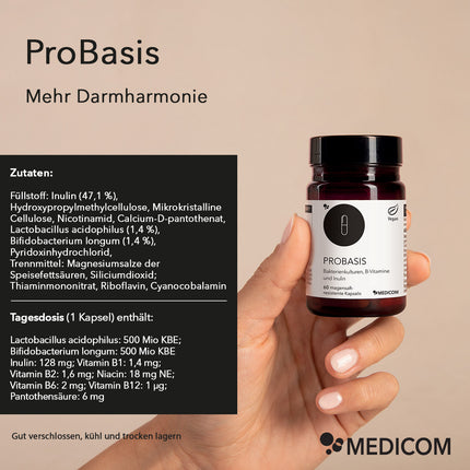 Eine Hand hält eine Produktdose von ProBasis in der Hand (rechts im Bild). Produktinformationen zu ProBasis , mehr Darmharmonie, genaue Zutatenliste und der Inhalt einer Tagesdosis sowie Aufbewahrungsempfehlungen.