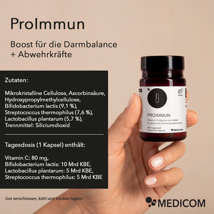 Eine Frauenhand hält eine Produktdose von ProImmun in der Hand. Text mit Informationen zur Zutatenliste und genauer Inhalt einer Tagesdosis (1 Kapsel)