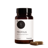 A brown bottle labeled "Propolis" with 400 mg and two Propolis capsules beside it on a white background, highlighting this valuable natural product.