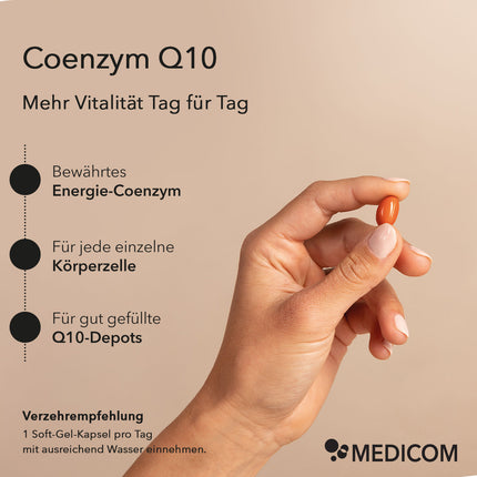 Eine Hand hält eine Soft-Gel-Kapsel in der Hand von Q10 Mono 100 mg. Links im Bild sind Produktinformationen wie: bewährtes Energie-Coenzym, für jede einzelne Körperzelle, für gut gefüllte Q10-Depots. Plus die Verzehrempfehlung: 1 Soft-Gel-Kapsel pro Tag.